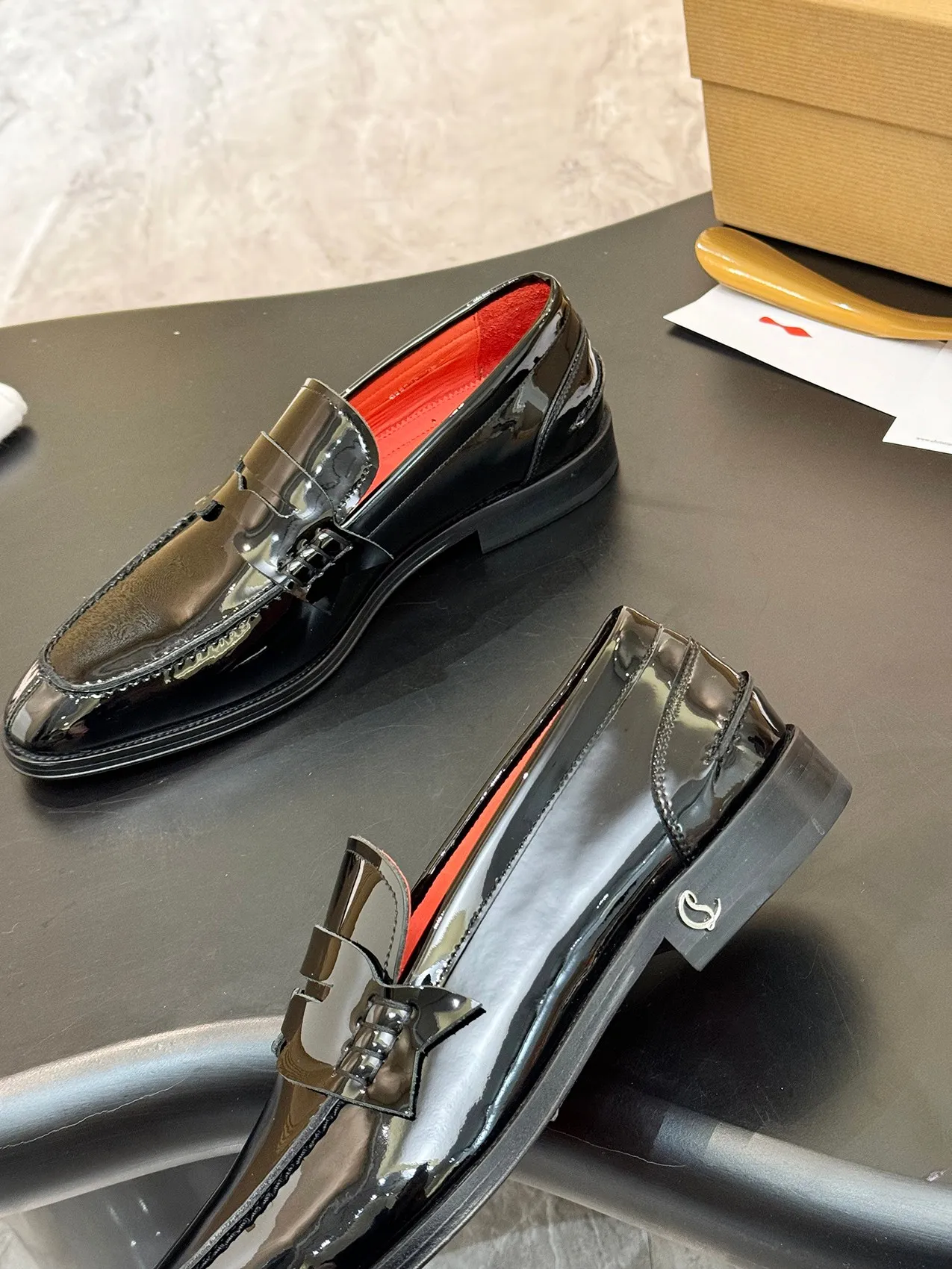 [CL red sole shoes] Top P: 1020💰 Size 39-44 (⚠️38.45.46.47 custom-made, non-returnable and non-exchangeable) 🆑High-end men's business formal leather shoes, original authentic top quality goods ••✅💯 Top original order purchasing agent! Original imported patterned cowhide ➕Imported cowhide lining ➕Cowhide feet ➕Original leather outsole~🉑️Feel free to compare the authentic ones!